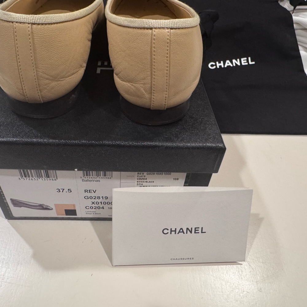 CHANEL Two-Tone Beige and Black Flats - Picture 3 of 6